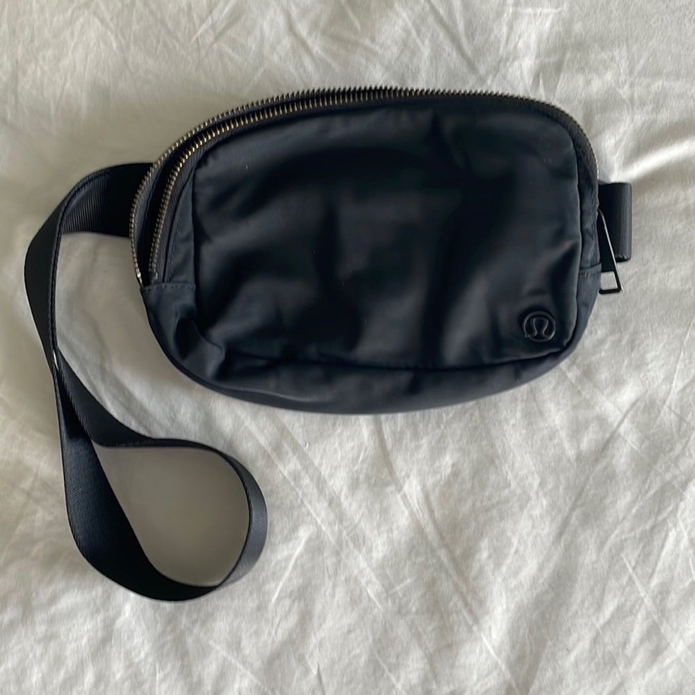 Lululemon black belt bag 😍